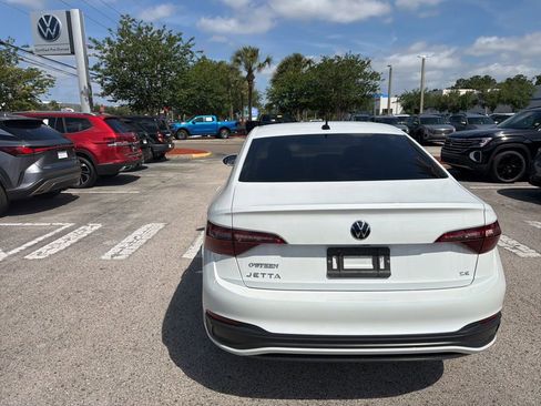 Certified 2023 Volkswagen Jetta SE w/ Panoramic Sunroof Package FWD image 9