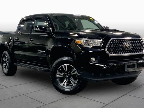 Used 2018 Toyota Tacoma TRD Sport AWD/4WD image 3