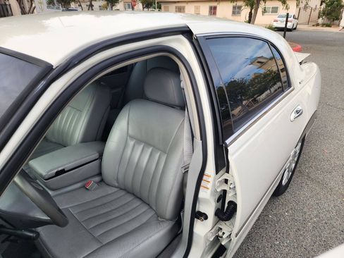 Used 2004 Lincoln Town Car Signature RWD image 14
