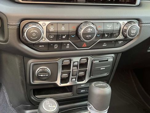 New 2025 Jeep Gladiator Sport image 25