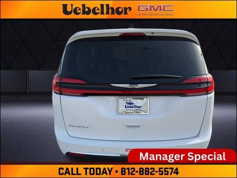 Used 2024 Chrysler Pacifica Touring-L image 9