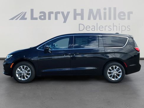 New 2025 Chrysler Pacifica Select image 3