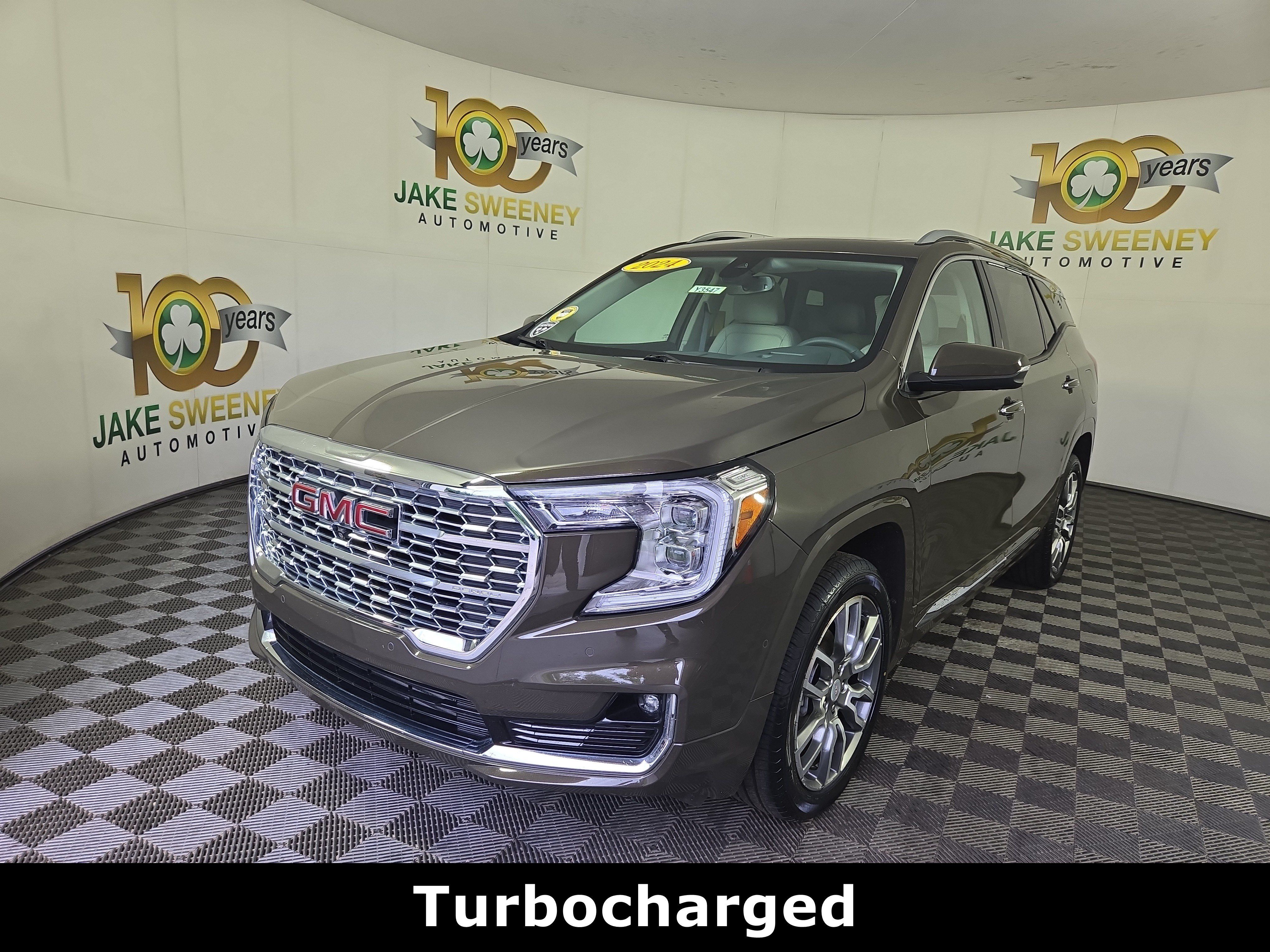 Used 2024 GMC Terrain Denali w/ Denali Premium Package AWD/4WD image 3