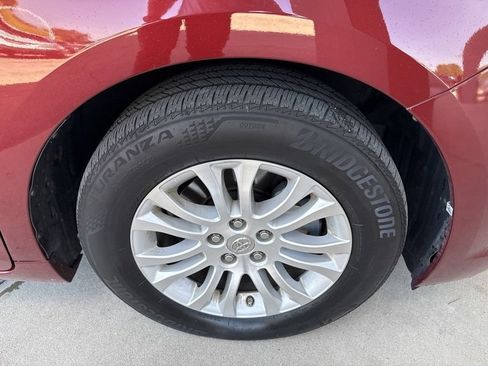 Used 2016 Toyota Sienna XLE Premium FWD image 16