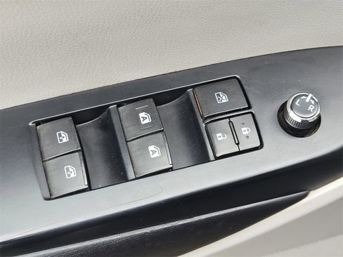 Used 2016 Toyota Highlander XLE image 13