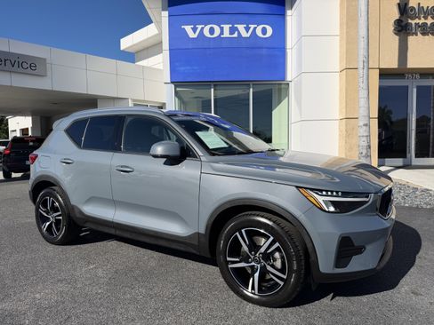 Certified 2023 Volvo XC40 B4 Core w/ Climate Package image 1