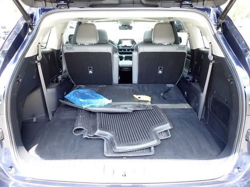 Used 2022 Toyota Highlander XLE AWD/4WD image 6