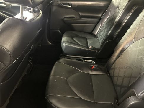 Used 2025 Toyota Highlander Platinum AWD/4WD image 25