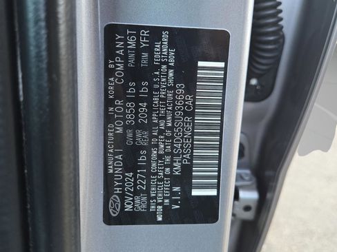 Used 2025 Hyundai Elantra SEL FWD image 43