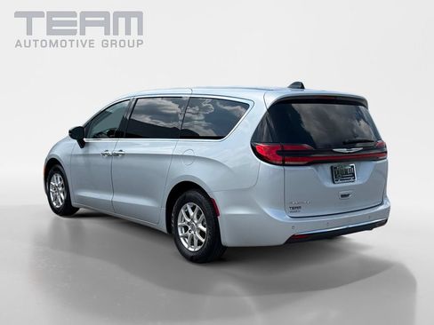Used 2024 Chrysler Pacifica Touring-L FWD image 5