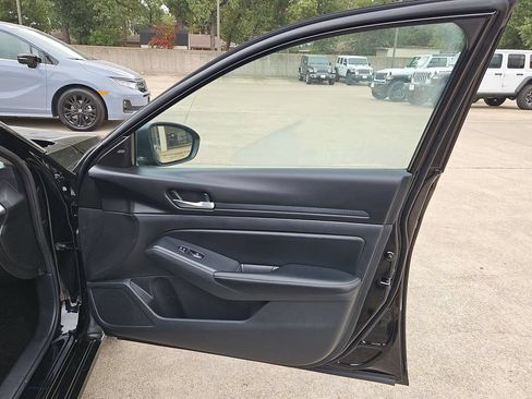 Used 2025 Nissan Altima 2.5 SV FWD image 33
