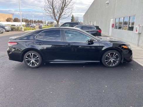 Used 2019 Toyota Camry SE image 4