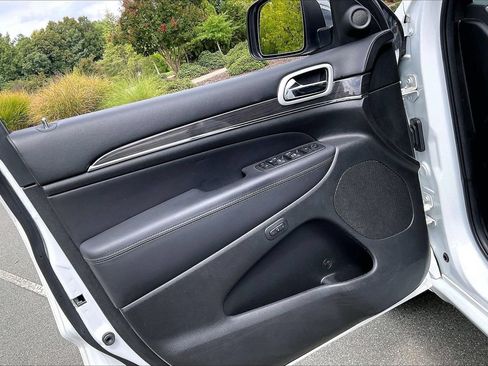 Used 2020 Jeep Grand Cherokee Overland w/ Interior Metal Package AWD/4WD image 27