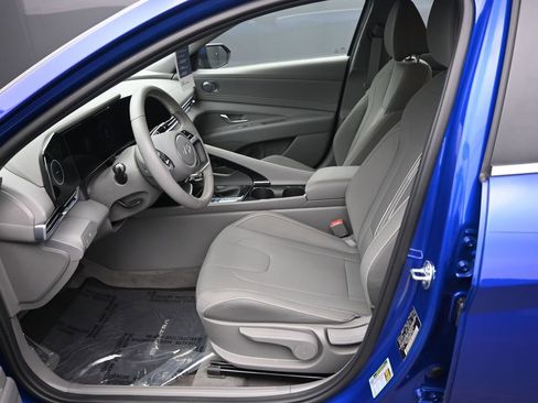 Certified 2025 Hyundai Elantra SEL image 17