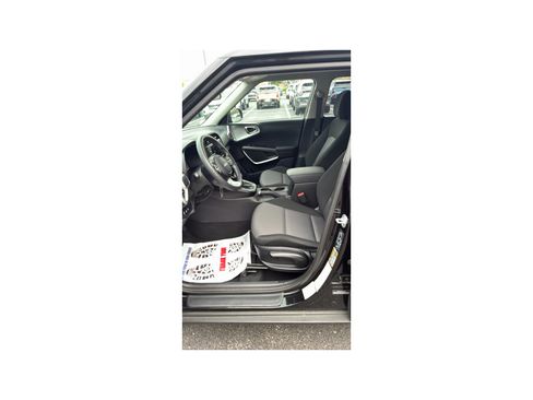 Used 2025 Kia Soul LX w/ LX Technology Package FWD image 11
