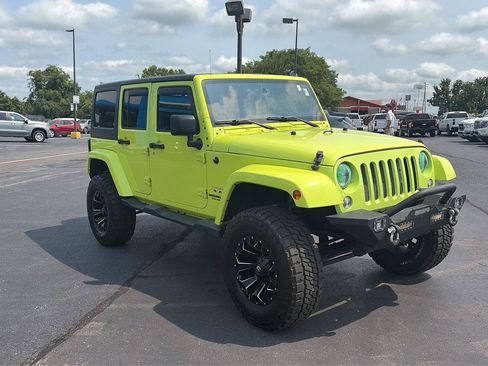 Used 2016 Jeep Wrangler Unlimited Sahara w/ Connectivity Group AWD/4WD image 7
