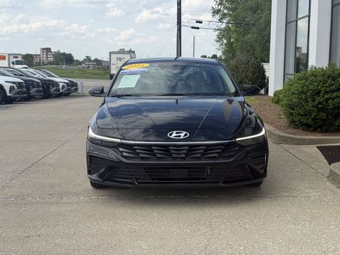 Certified 2025 Hyundai Elantra Limited FWD image 12