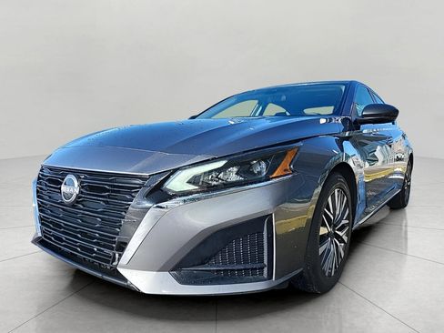 Used 2025 Nissan Altima 2.5 SV image 2