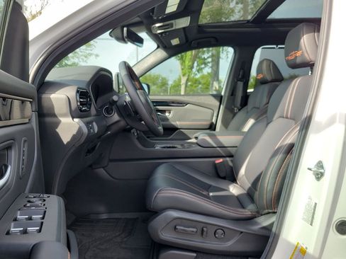 Certified 2025 Honda Pilot TrailSport image 24