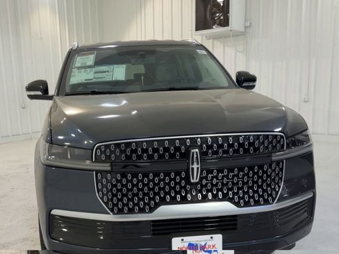 New 2026 Lincoln Navigator Premiere AWD/4WD image 4