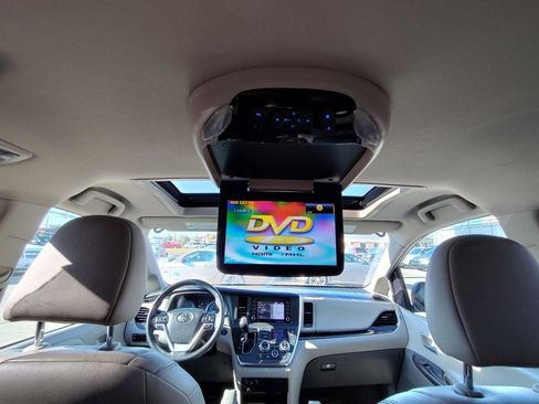 Used 2018 Toyota Sienna XLE w/ XLE Navigation Package image 22