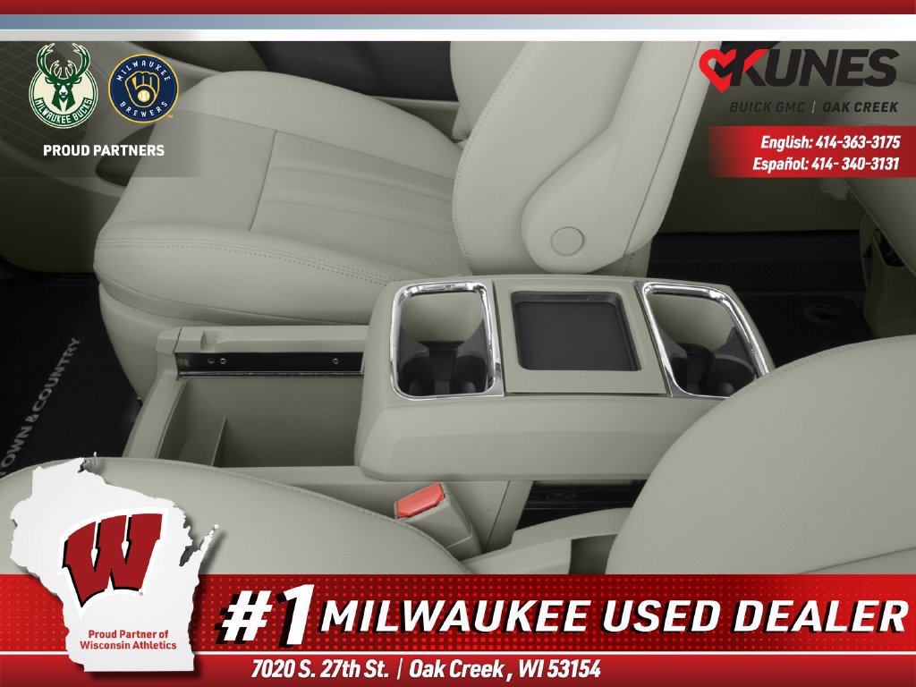 Used 2015 Chrysler Town & Country Touring w/ Driver Convenience Group FWD image 9