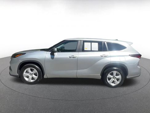 Used 2025 Toyota Highlander LE FWD image 9