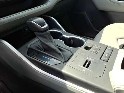 Used 2020 Toyota Highlander XLE FWD image 16