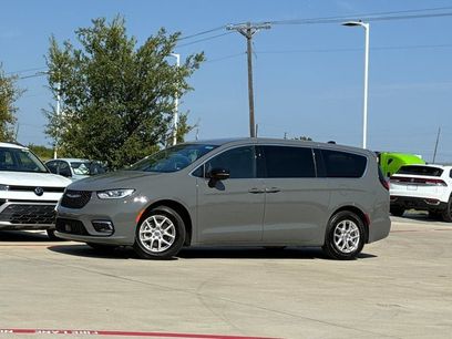 Used 2025 Chrysler Pacifica Select