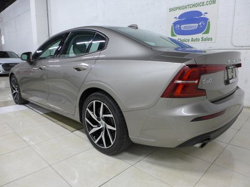 Used 2020 Volvo S60 T5 Momentum image 4