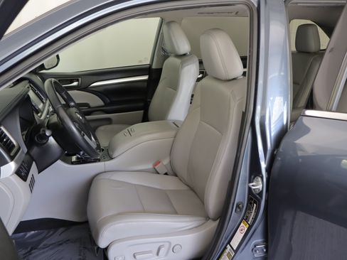 Used 2019 Toyota Highlander XLE AWD/4WD image 8