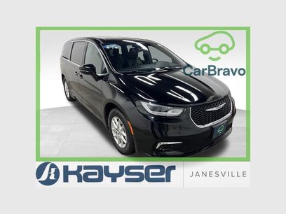 Used 2025 Chrysler Pacifica Select