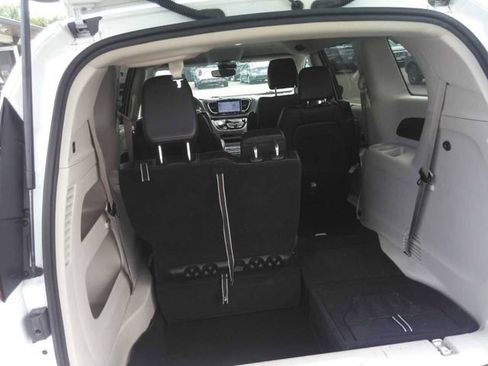Used 2024 Chrysler Pacifica Touring-L FWD image 12
