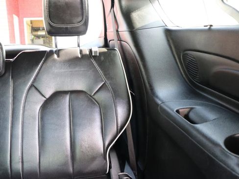 Used 2025 Chrysler Pacifica Limited FWD image 28