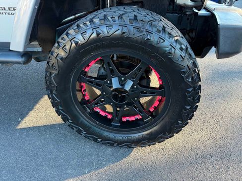 Used 2016 Jeep Wrangler Unlimited Sahara w/ Connectivity Group image 11