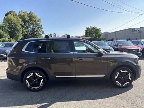 Used 2024 Kia Telluride EX w/ EX Captain's Chair Package image 8