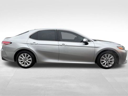 Used 2019 Toyota Camry LE FWD image 7