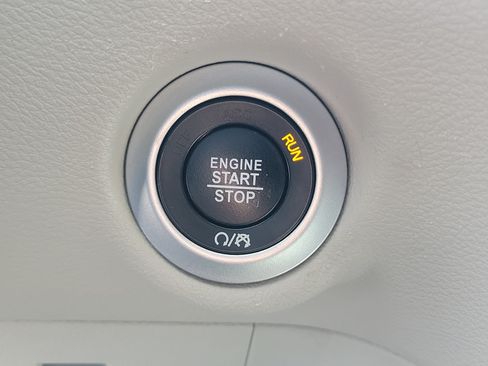 Used 2024 Chrysler Pacifica Touring-L FWD image 31