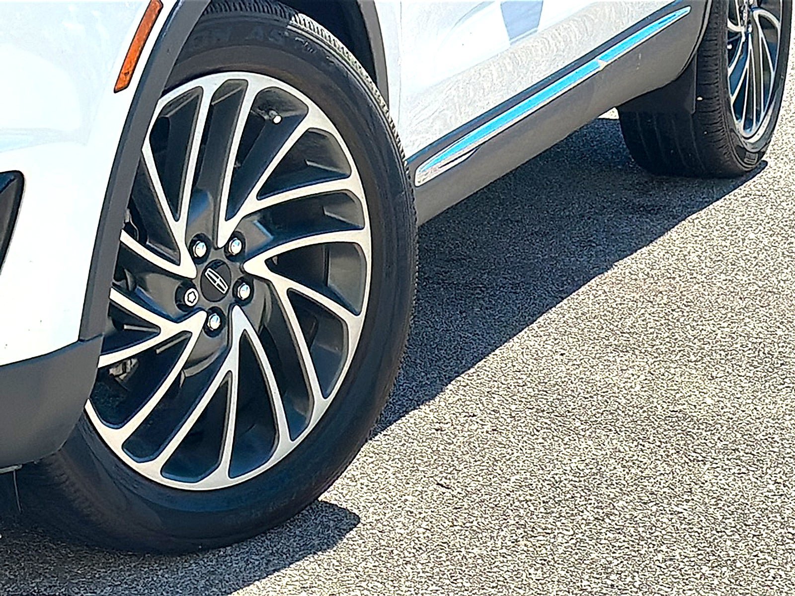 Used 2020 Lincoln Nautilus Reserve FWD image 3