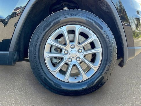 Certified 2022 Jeep Grand Cherokee Laredo X image 29