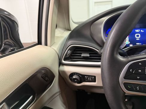 Used 2024 Chrysler Pacifica Touring-L image 79