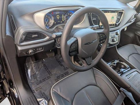 New 2026 Chrysler Pacifica Limited image 3