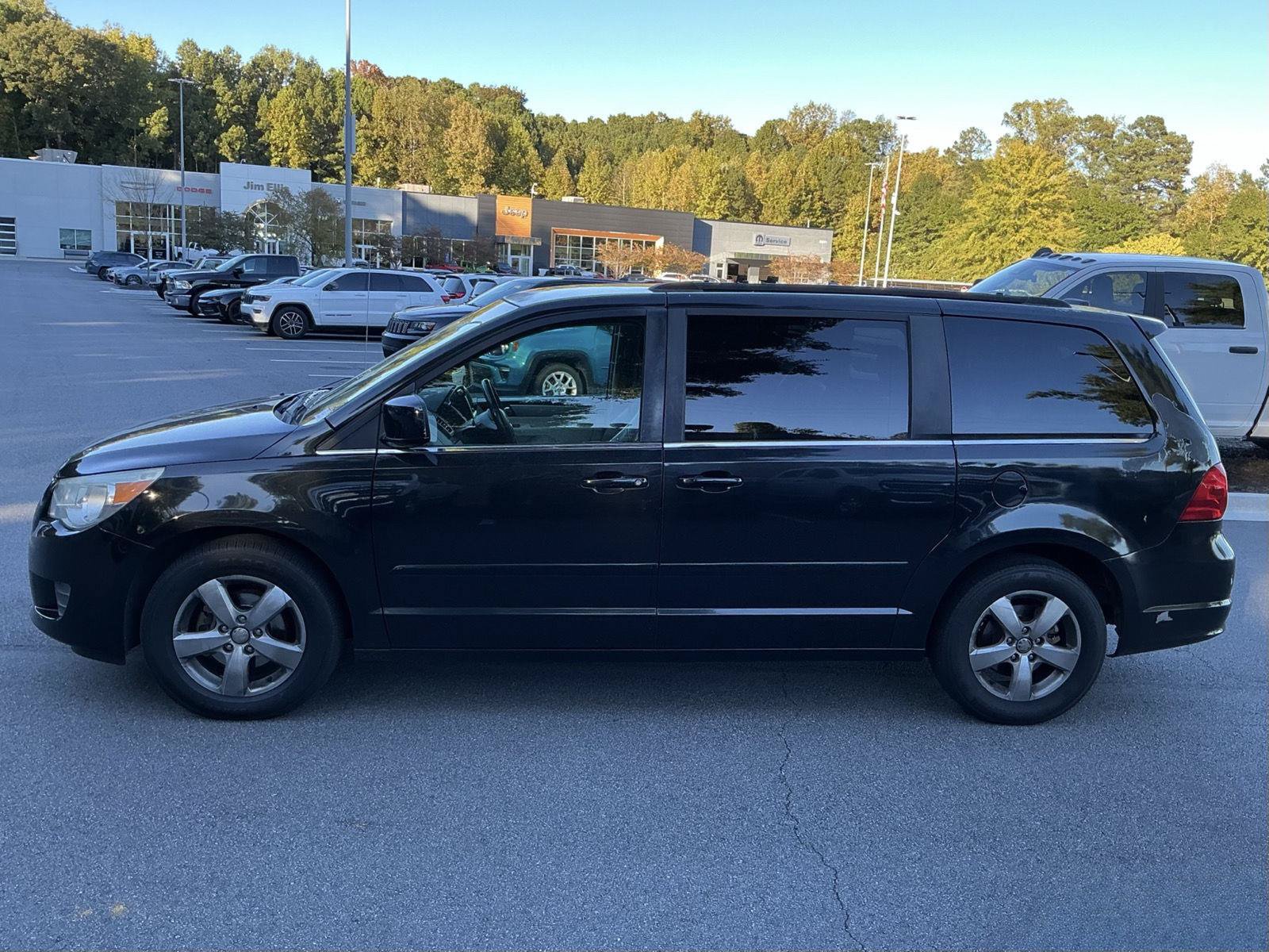 Used 2011 Volkswagen Routan SE FWD image 2