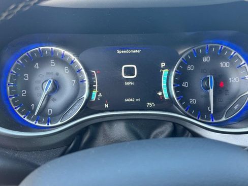 Used 2024 Chrysler Pacifica Touring-L FWD image 28