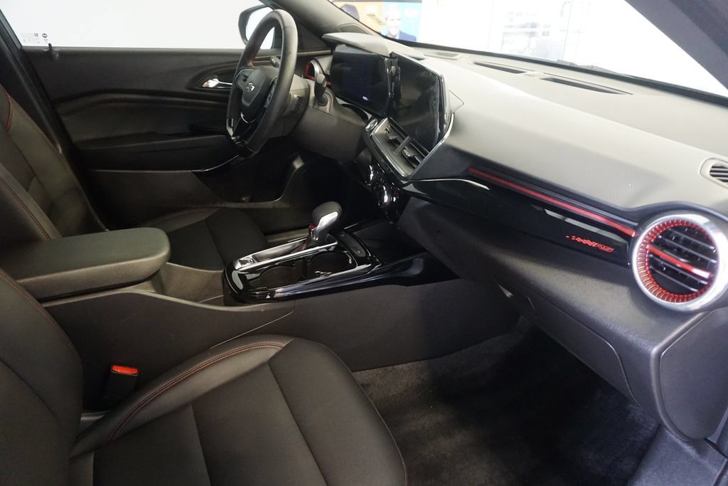 Used 2024 Chevrolet Trax RS w/ Sunroof Package FWD image 26
