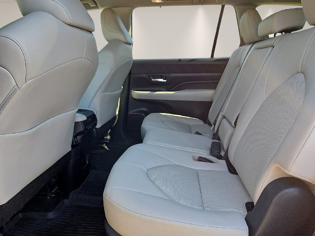 Used 2024 Toyota Grand Highlander AWD image 12