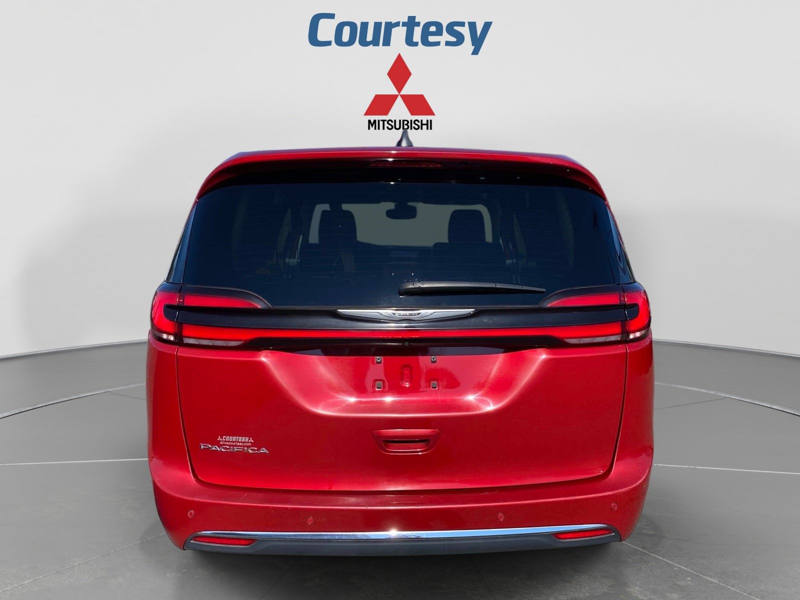 Used 2024 Chrysler Pacifica Touring-L FWD image 4