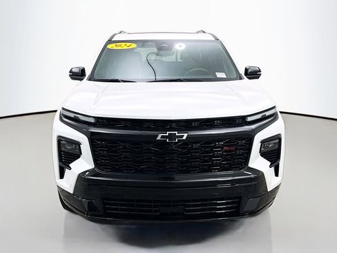 Used 2024 Chevrolet Traverse RS FWD image 2
