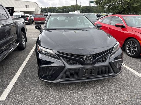 Used 2022 Toyota Camry SE FWD image 3