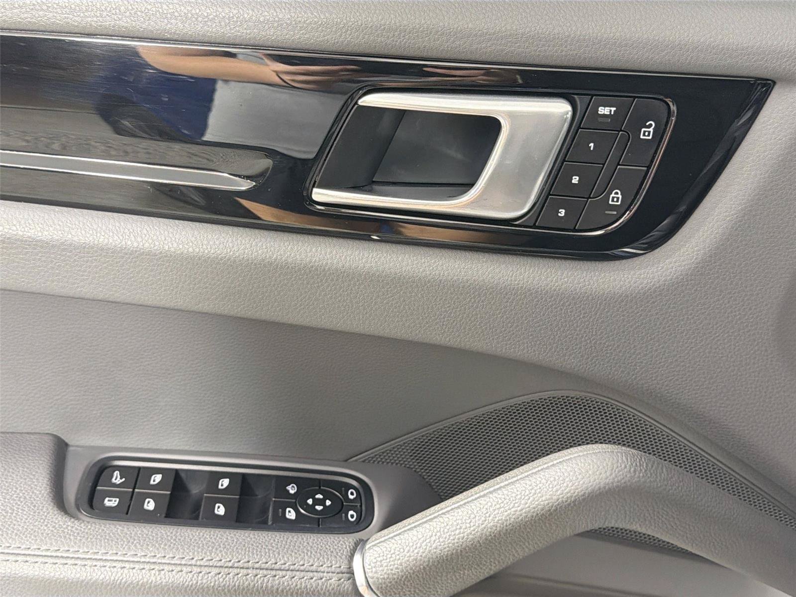 Certified 2022 Porsche Cayenne Coupe AWD/4WD image 31